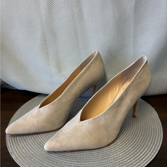 NWOT Vince Camuto bone colored pumps with an envelope style toe. - Picture 1 of 3